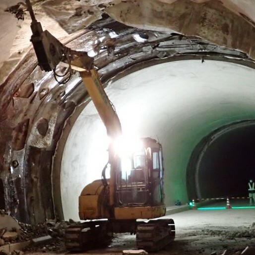 和歌山・八郎山トンネル内でコンクリが取り壊される様子