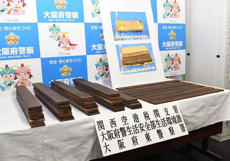押収された「ツルサイカチ属」の木材＝２５日、大阪市中央区