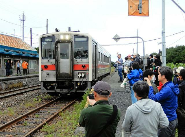 開業100年のお祝いに訪れた人たちが乗ってきた列車の見送り=北海道稚内市のJR抜海駅