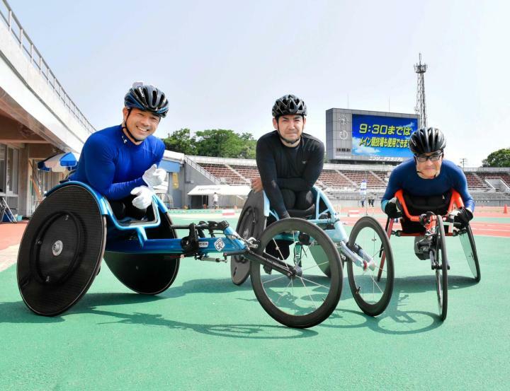 一緒に練習し、大会に出場して車いすマラソンを盛り上げている（左から）西岡さん、石田さん、佐伯さん