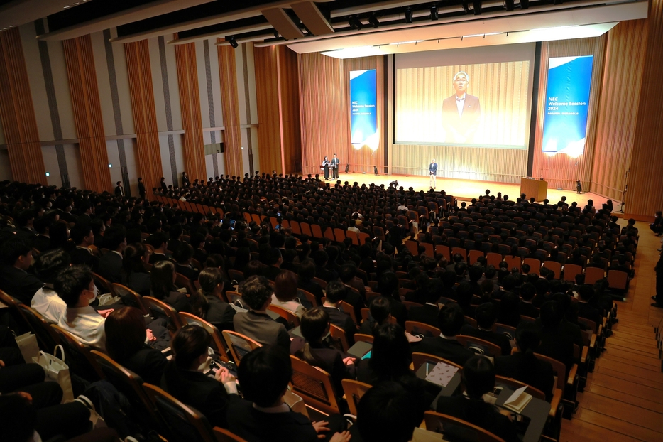 約680人を採用したNECの入社式＝4月、NEC玉川事業場(川崎市中原区)