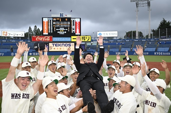 早大・日野愛郎野球部長は2022年就任。初めてリーグ制覇を経験し、学生たちの手によって、神宮の杜を舞った[写真=矢野寿明]