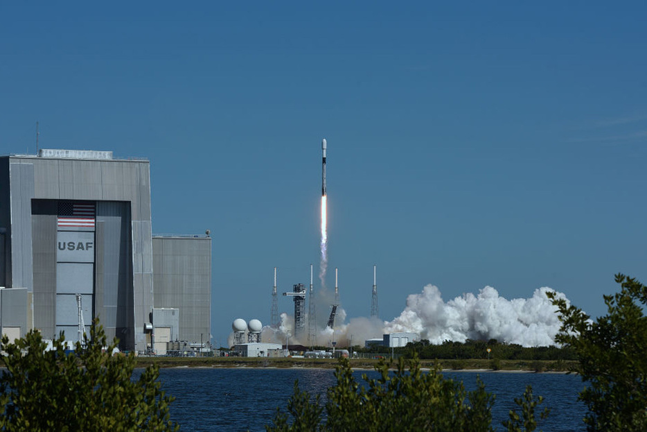 A SpaceX Falcon 9 rocket carrying Northrop Grumman's 21st Cygnus cargo freighter launches from pad 40 at Cape Canaveral Space Force Station on January 30, 2024 in Cape Canaveral, Florida. （Photo by Paul Hennessy/Anadolu via Getty Images）