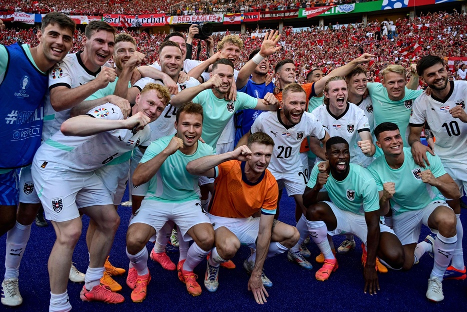 サッカー欧州選手権、グループD、オランダ対オーストリア。勝利を喜ぶオーストリアの選手（2024年6月25日撮影）。【翻訳編集】 AFPBB News