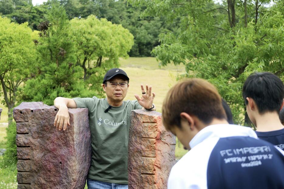 学園長を務めるFC今治高里山校の生徒に講義する岡田武史さん＝6日、愛媛県今治市