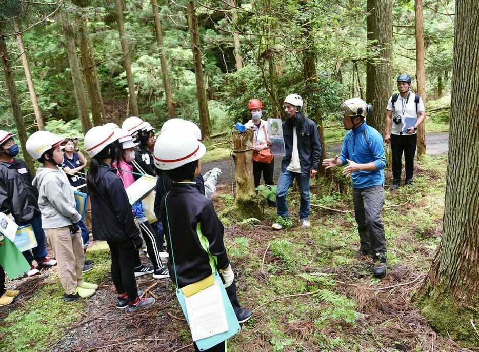 林業家の大江英樹さん（右から２人目）からは、林業の仕事や森を育てる大切さなどを教わった＝和歌山県田辺市龍神村小又川で