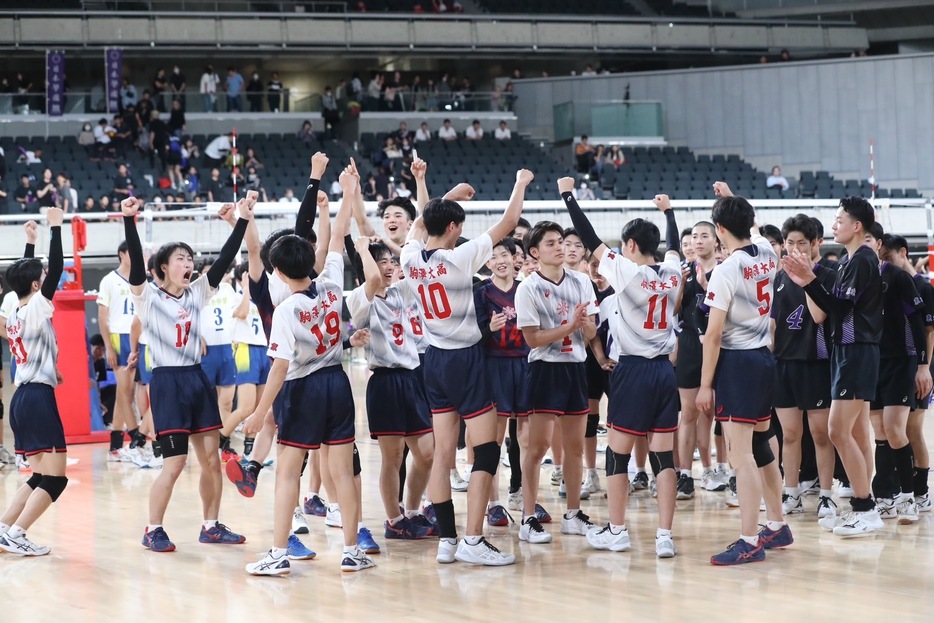 本戦の出場が決まり、喜びを表現する駒澤大高の選手たち。日本学園高の選手たちもたたえる