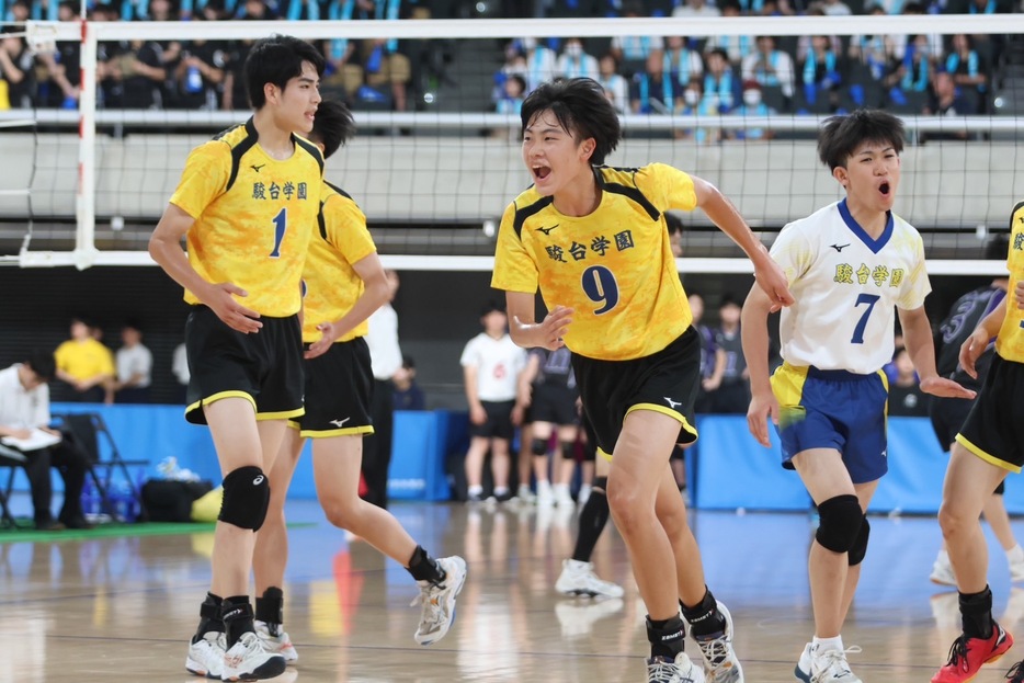 駿台学園高はサウスポー#9畠ら多くの1年生が経験を積んだ【写真：月刊バレーボール】