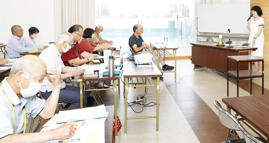 「シニアカレッジみえ」で、薬剤師の中澤さんから薬についての話を聞く受講生たち ＝殿町の市福祉会館で