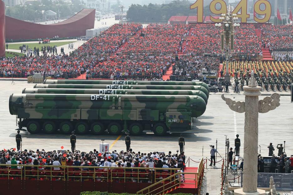 2019年10月1日、中国建国70年の軍事パレードに登場した多弾頭型ICBM「東風41」（新華社＝共同）