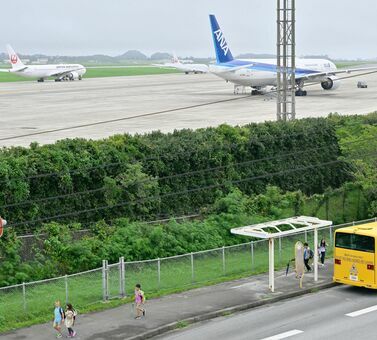 悪天候のため米軍嘉手納基地に着陸した民間機＝３１日午後３時２８分（竹尾智勇撮影）