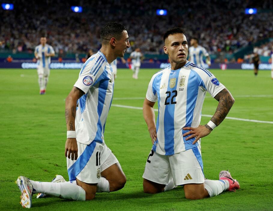 アルゼンチン対ペルー　先制点を喜ぶアルゼンチンのラウタロ（右、ロイター）