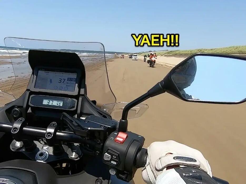 ライダーがすれ違う際に、“よっ！”って感じで手を上げて挨拶するのが『ヤエー!!（YAEH!!）』だ。