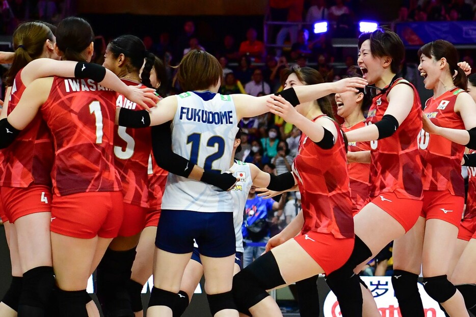 試合終了直後にコート上に歓喜の輪を作った日本の面々。(C) Volleyball World
