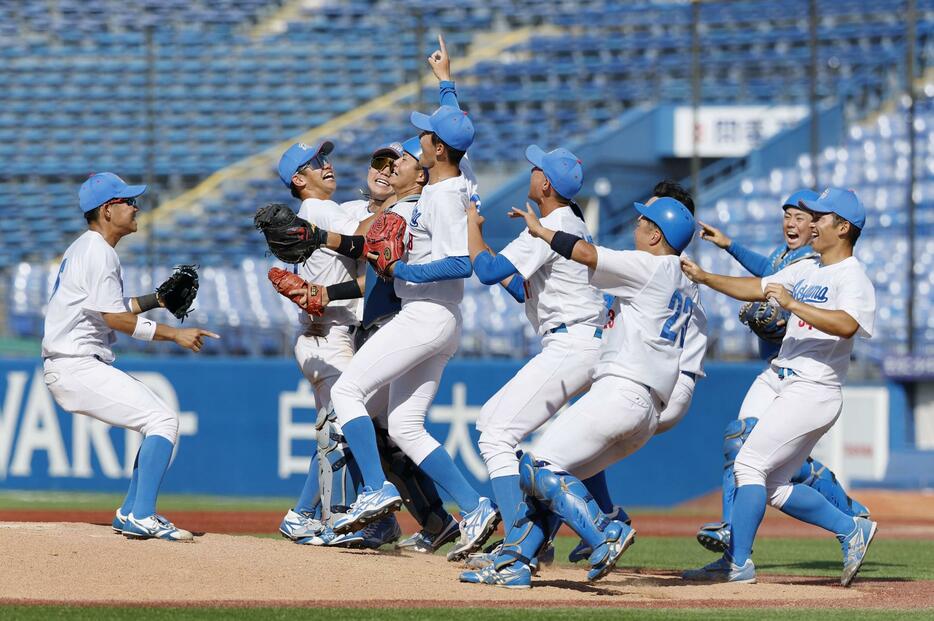 2年連続6度目の優勝を決め、喜ぶ青学大ナイン＝神宮