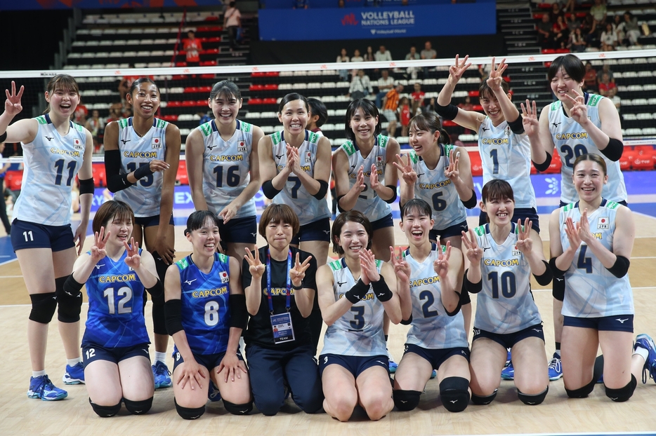 VNLで銀メダルを獲得した日本。石川真佑はファンへ感謝のメッセージを送った(C)Getty Images