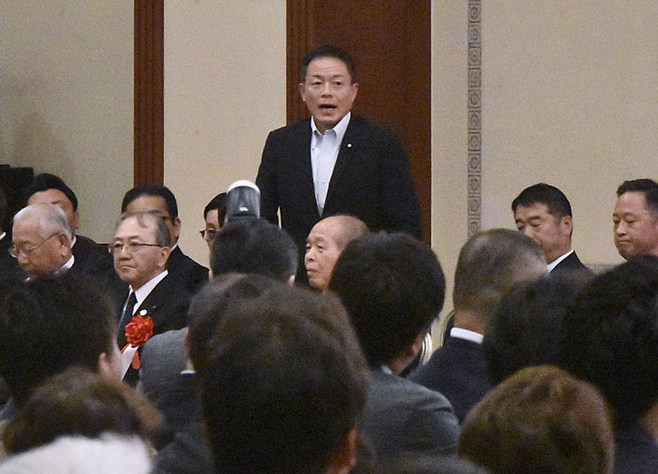 自民党北海道連大会に出席した長谷川岳参院議員（中央上）＝16日午前、札幌市内のホテル