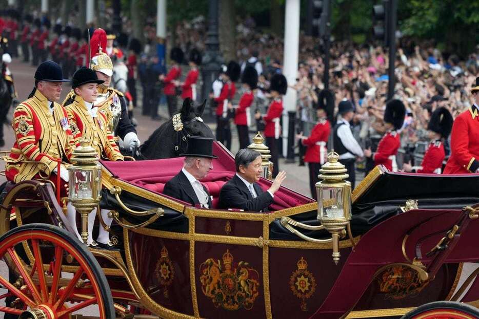馬車でバッキンガム宮殿に向かわれる天皇陛下とチャールズ国王＝２５日午後０時３７分、英国・ロンドン（鴨川一也撮影）