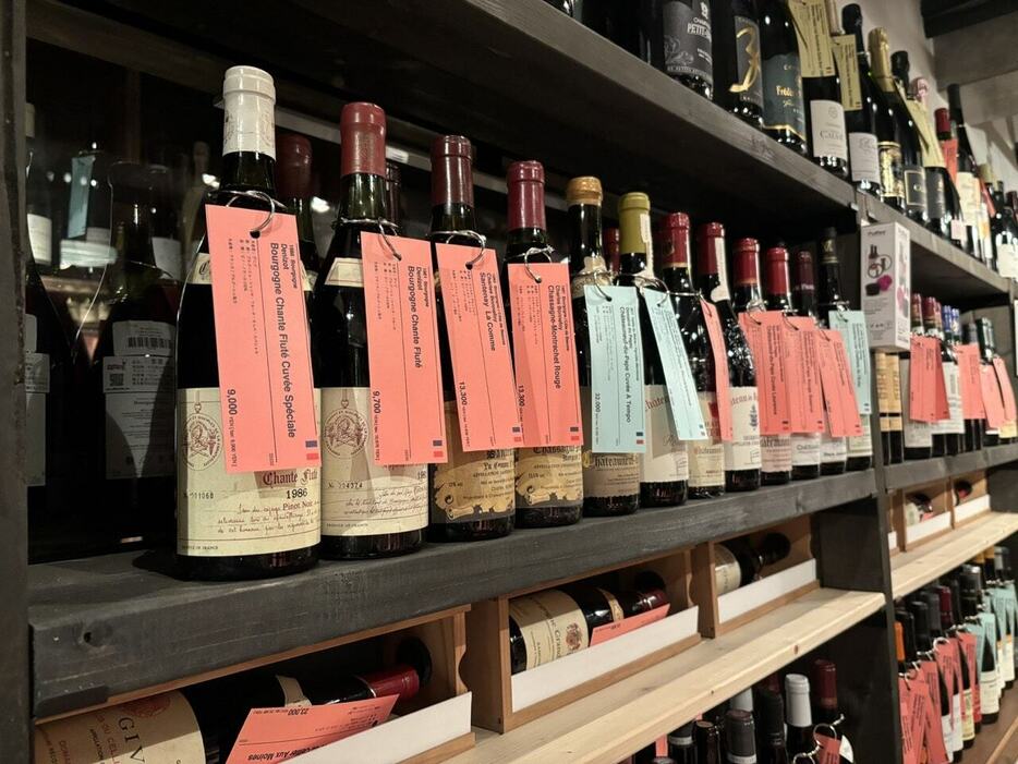 移転前から品揃えを誇っていたヴィンテージワインは左の棚に。購入にはちょっと決断がいるような値段帯のボトルは、ぜひ古酒の取扱い経験も豊富な高橋さんに相談しながらセレクトをしてみて。