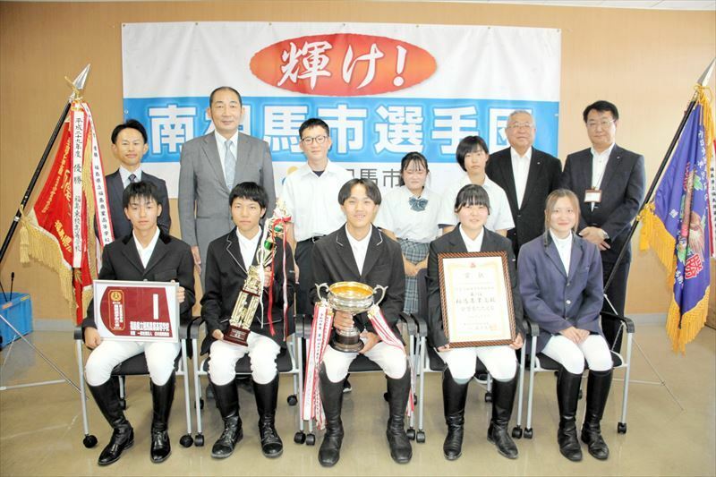 東北大会優勝を報告した（前列右から）横山さん、田仲副部長、薄井部長、伊東さん、小林さん
