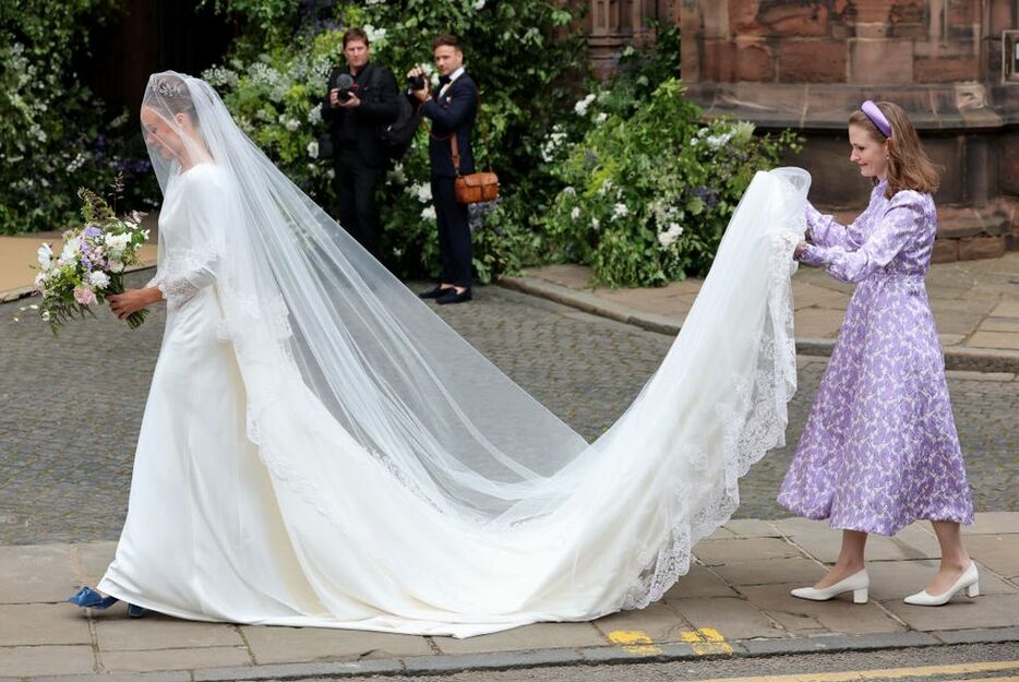 オリヴィア・ヘンソン。ラベンダー色のドレスを着ているのは、花嫁のドレスを手がけたブライダルデザイナーのエマ・ヴィクトリア・ペイン。