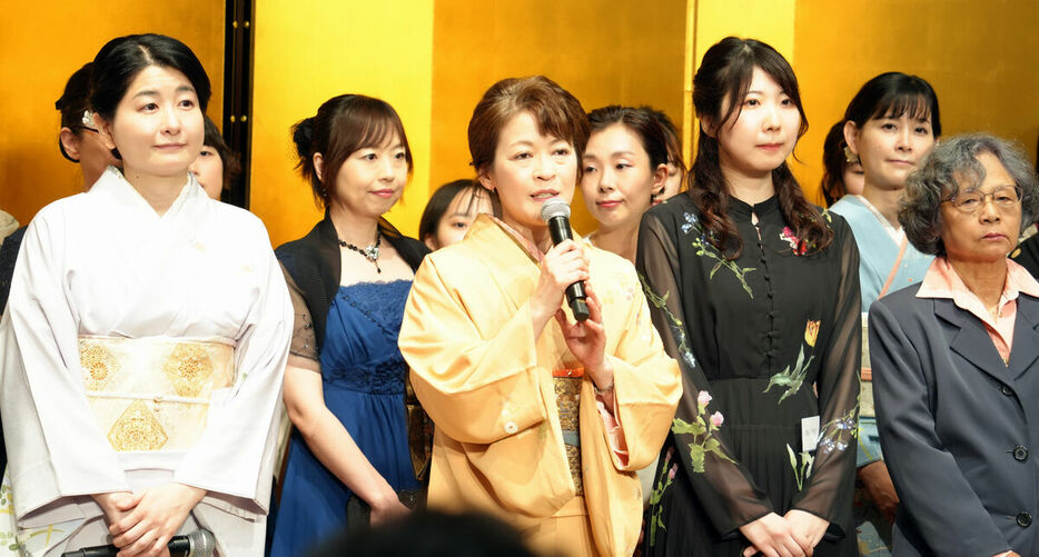 女流棋士５０周年パーティーであいさつをする山田久美女流棋士会会長（中央）（カメラ・瀬戸　花音）