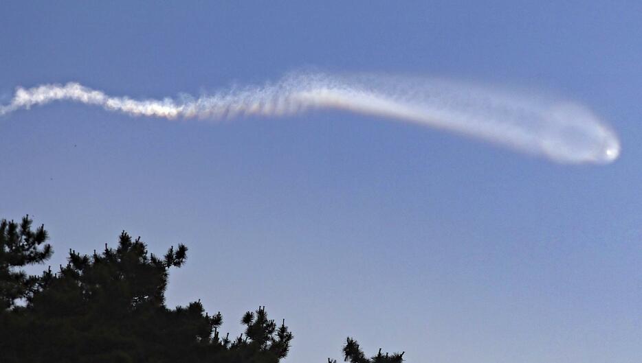 26日、黄海の韓国領・延坪島から目撃された、北朝鮮の弾道ミサイルと推定されるものによる飛行機雲（聯合＝共同）