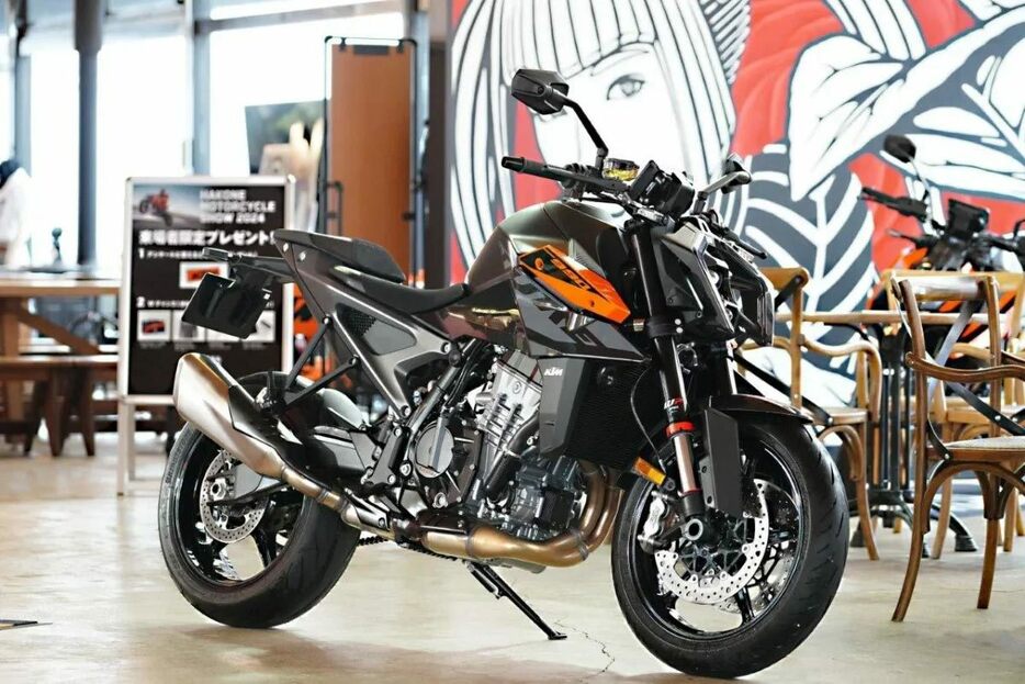 990DUKEのフロントマスクは1390SUPER DUKE R EVOを踏襲するデザインとなっている