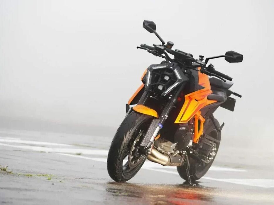 KTM DUKEシリーズ、30周年を機にモデルチェンジ。今回は1390スーパーデュークRエボと990デュークを紹介