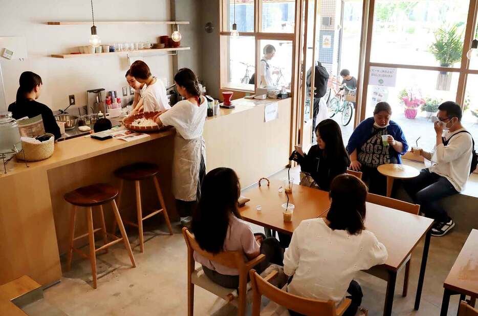 明るく温かみのある店内