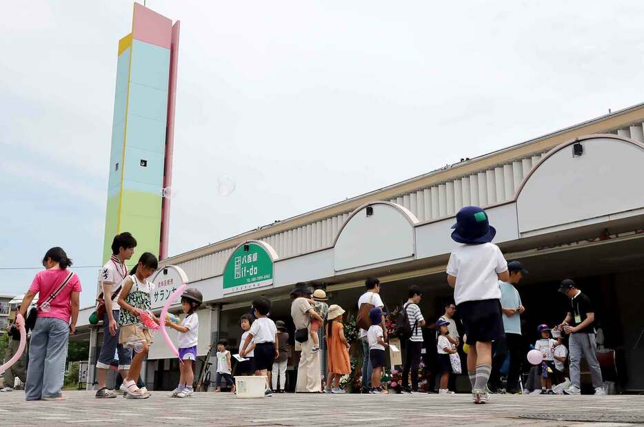 カフェのオープン初日、原団地商店街は大勢の家族連れでにぎわった