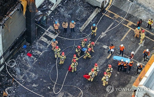 火災が発生した京畿道華城市にある電池メーカーの工場＝24日、華城（聯合ニュース）