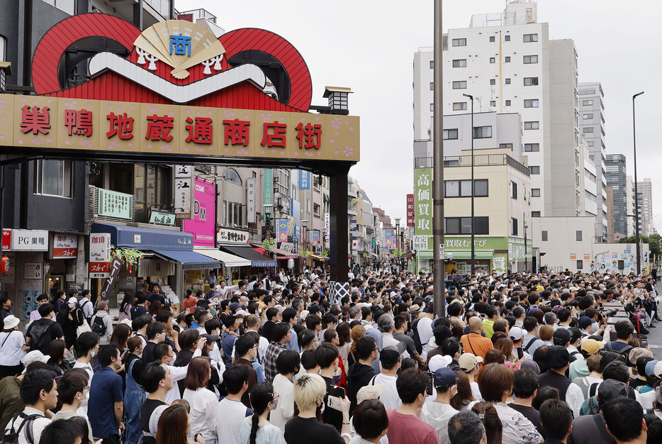 候補者の演説に耳を傾ける有権者ら＝23日午前、東京・巣鴨