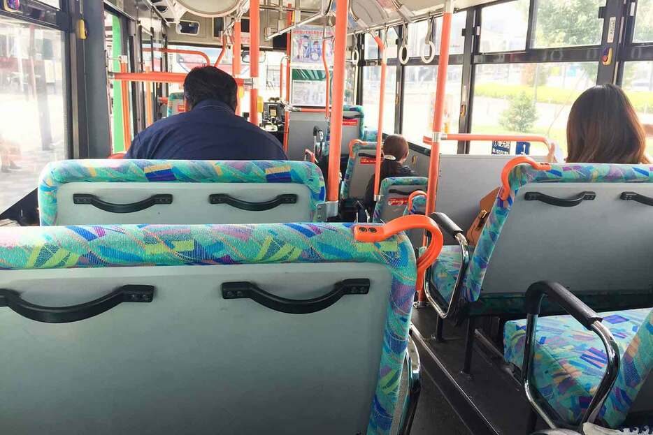 バスは座席の数が多いが故に、空いてる場合はどこに座ろうか悩む人も多いはず。ただ、バスの構造を考えると、乗り心地がいいとされるのは「中央付近の後ろ寄り」と言えそうだ。