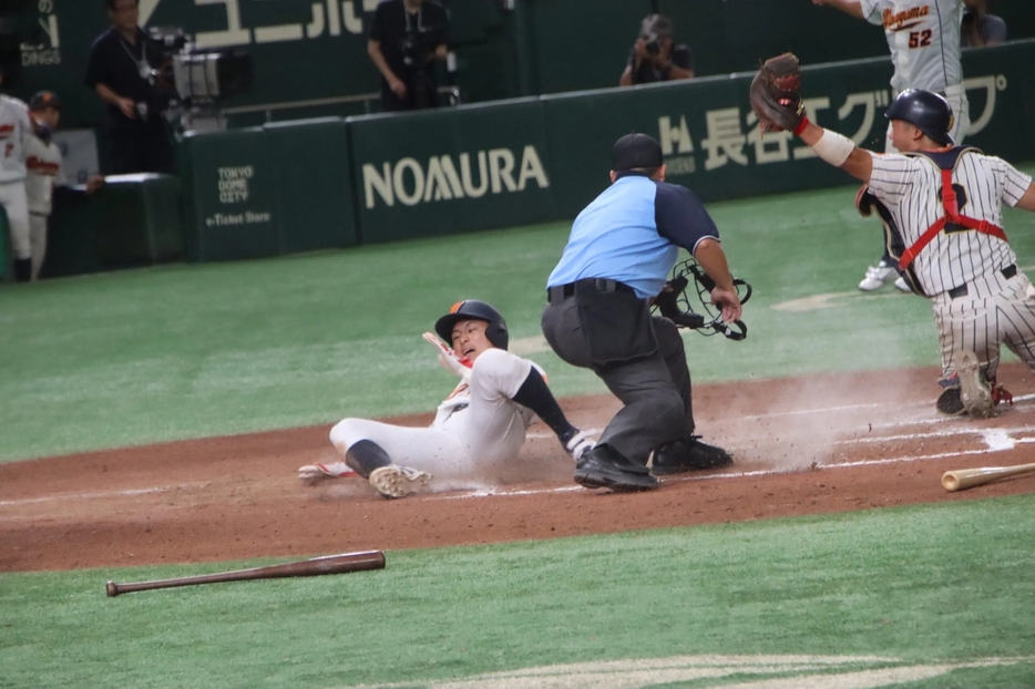 相手の失策で二塁から一気に生還した和歌山大の山田孝徳