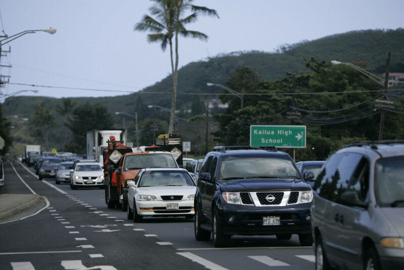交通量の多い米ハワイ州オアフ島の道路＝2009年12月28日、AP