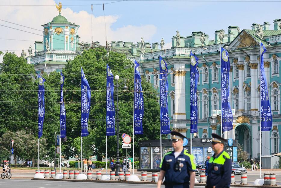 国際経済フォーラム開催の旗が立てられたロシア・サンクトペテルブルクの中心部＝4日（タス＝共同）