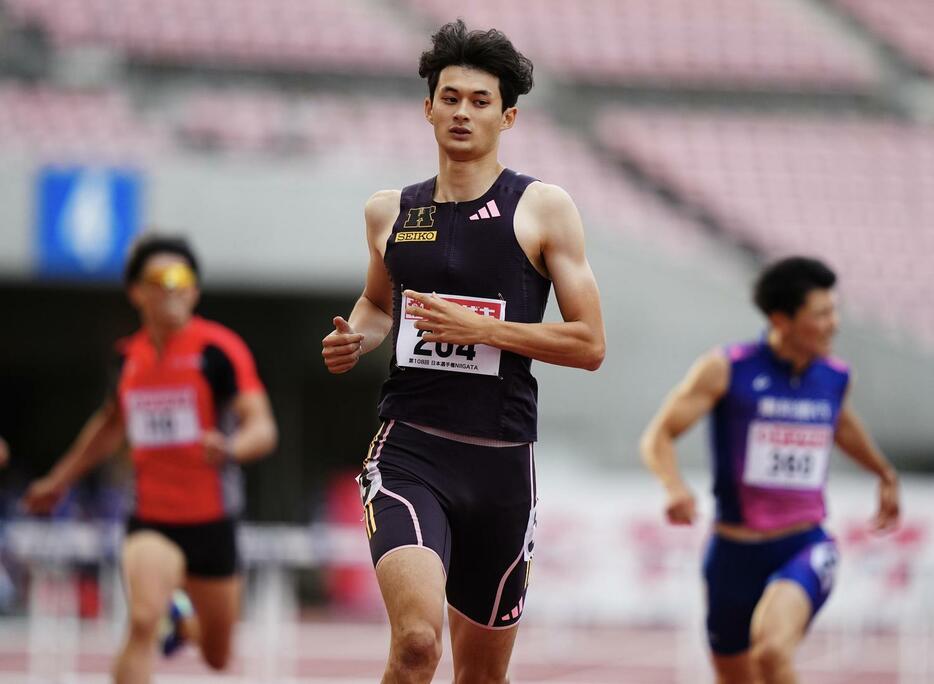 日本陸上選手権　男子400メートル障害予選、1位でゴールする豊田（中央）（撮影・垰建太）
