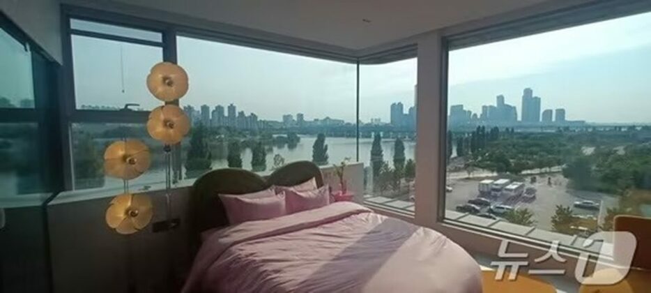 「漢江橋のホテル」スカイスイートの寝室ビュー(c)news1