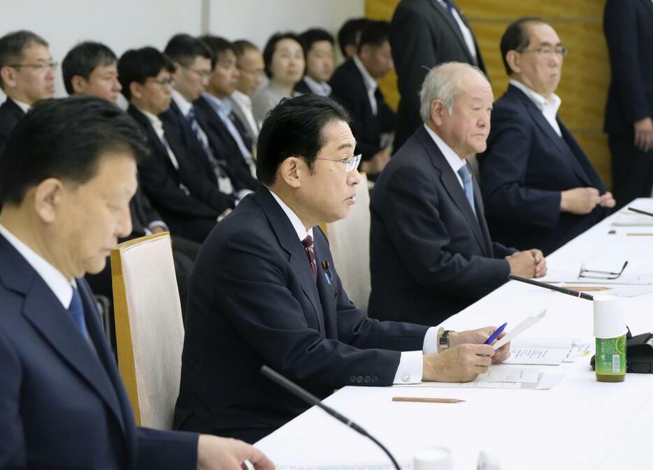経済財政諮問会議であいさつする岸田首相（手前から2人目）＝11日午後、首相官邸