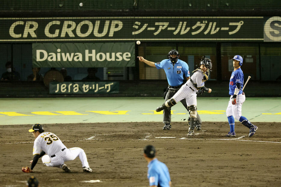 阪神対中日　7回表中日無死一塁、梅野は打者加藤匠のとき一塁走者福永の二塁盗塁を刺す。投手は才木（撮影・加藤哉）