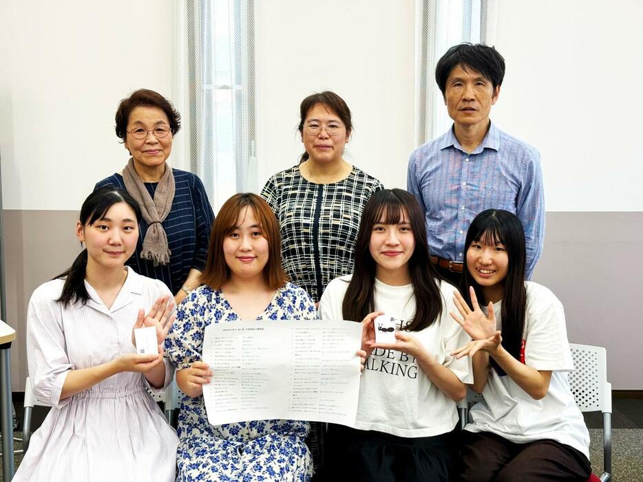 チーム「ててて！かるた」のメンバー（前列）と「山梨むかしがたりの会」瀧澤美佐子さん（左上）、プロジェクトを伴走した内田奈津子先生（中）、「富士フイルムビジネスイノベーション」の木村秀貴さん。