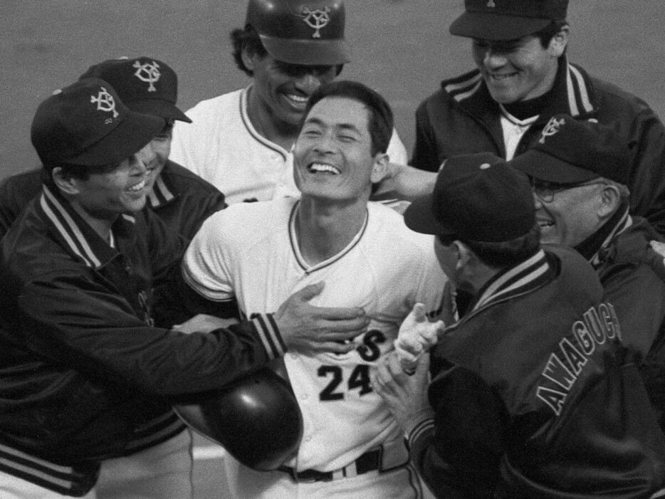 1983年の日本シリーズ第３戦でサヨナラヒットを放ち、王貞治監督（左）らに迎えられる中畑清（中央）photo by Sankei Visual