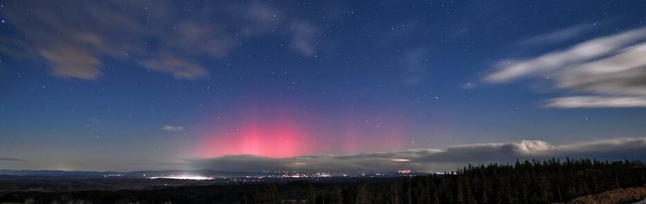 オホーツク管内美幌町で観測された赤く光るオーロラ＝2023年12月1日午後8時半ごろ（KAGAYAさん撮影）