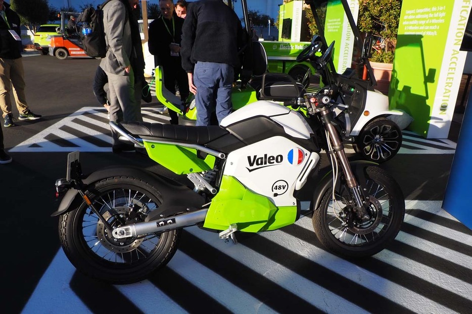 ヴァレオの「48Vスモールモビリティモータージェネレータ」を搭載した電動バイク。