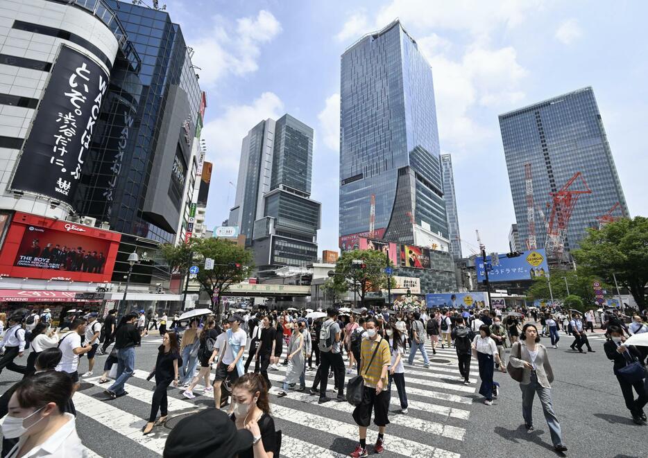 高層ビルが並ぶ、東京・渋谷のスクランブル交差点付近＝2023年6月