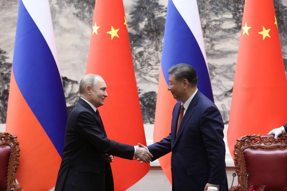 中国の首都北京で開かれた首脳会談で握手を交わすロシアのウラジーミル・プーチン大統領（左）と中国の習近平国家主席。2024年5月16日撮影（Getty Images）