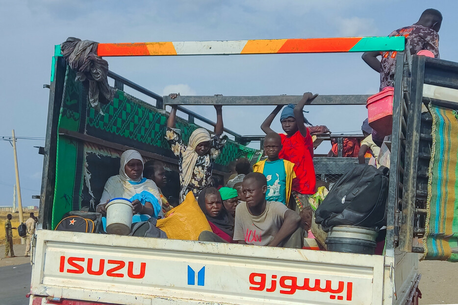 「国境なき医師団」は１４日、スーダン・ダルフール地方ファシェルで、正規軍と準軍事組織「即応支援部隊」の戦闘により少なくとも２２６人が死亡したと発表した。写真はガダレフに到着した避難民ら＝１０日撮影