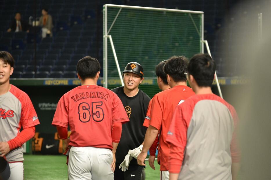 　長野の元へ挨拶に向かう広島の選手たち