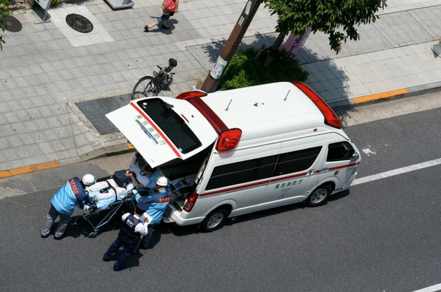 救急車を呼ぶ時、大事なことは…？※写真は救急搬送のイメージです。（jaraku/stock.adobe.com）